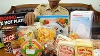 Petugas Departemen Perindustrian dan Perdagangan (Disperindag) menunjukan sejumlah produk bahan makanan dan minuman ilegal di Kantor Disperindag Surabaya, Selasa (25/8). (Antara)