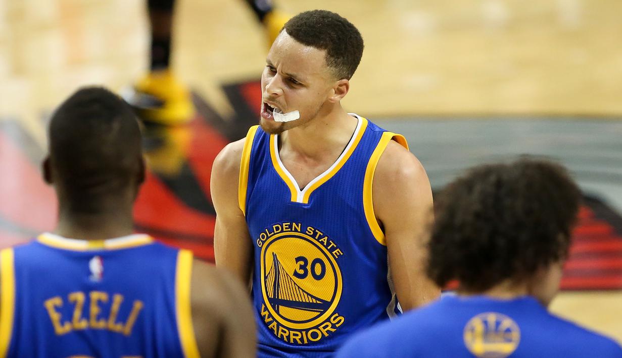 Stephen Curry (30) saat merayakan kemenangan bersama rekan-rekannya usai menekuk Portland Trail Blazers 132-125 di Moda Center, Rose Quarter, Portland, (9/5/2016). (Mandatory Credit: Jaime Valdez-USA TODAY Sports)
