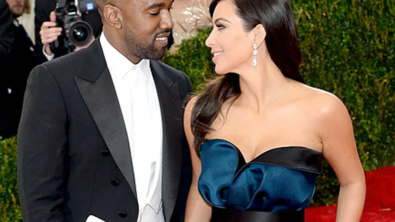 Penampakan Undangan Nikah Kim - kanye West