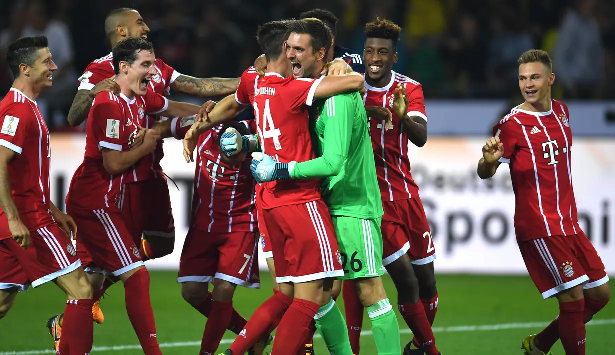 Para pemain Bayern Munchen merayakan kemenangan atas Dortmund pada laga Piala Super Jerman di Stadion Signal Iduna Park, Dortmund, Sabtu (5/8/2017). Munchen menang adu penalti 5-4 atas Dortmund. (AFP/Patrik Stollarz)