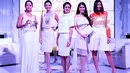Raline Shah bersama 5 brand ambassador Magnum White Collection, saat dijumpai di kawasan SCBD, Jakarta Pusat, Rabu (26/8/2015). (Wimbarsana Kewas/Bintang.com)