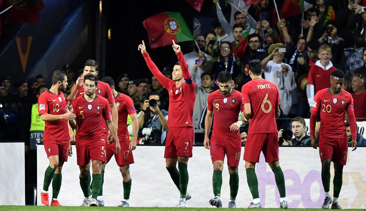 Pemain Portugal merayakan gol yang dicetak Cristiano Ronaldo ke gawang Swiss pada laga UEFA Nations League di Estadio Do Dragao pada Kamis (6/6) dini hari WIB. Portugal menang 3-1 atas Swiss. (AP/Martin Meissner)