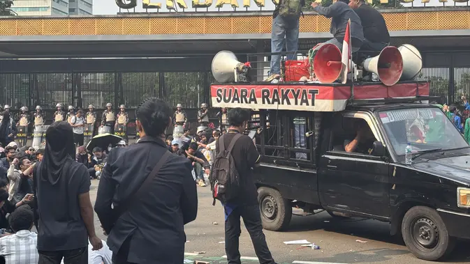 Demo 25 Agustus di DPR Masih Berlanjut, Massa Geser ke Gerbang Pancasila
