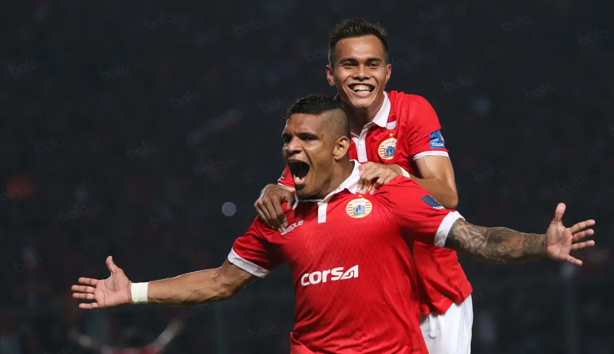 Striker Persija, Jose Guerra, merayakan gol yang dicetaknya ke gawang Persela Lamongan dalam laga Torabika Soccer Championship 2016 presented by IM3 Ooredoo di Stadion Utama Gelora Bung Karno, Jakarta, Jumat (13/5/2016). (Bola.com/NIcklas Hanoatubun)