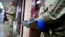 Tentara AS memegang kunci dalam penjara Camp VI Pangkalan Angkatan Laut Teluk Guantanamo, Kuba, Rabu 17 April 2019. Tidak sedikit tahanan yang dipenjara tanpa lebih dulu diadili. (AP Photo/Alex Brandon)