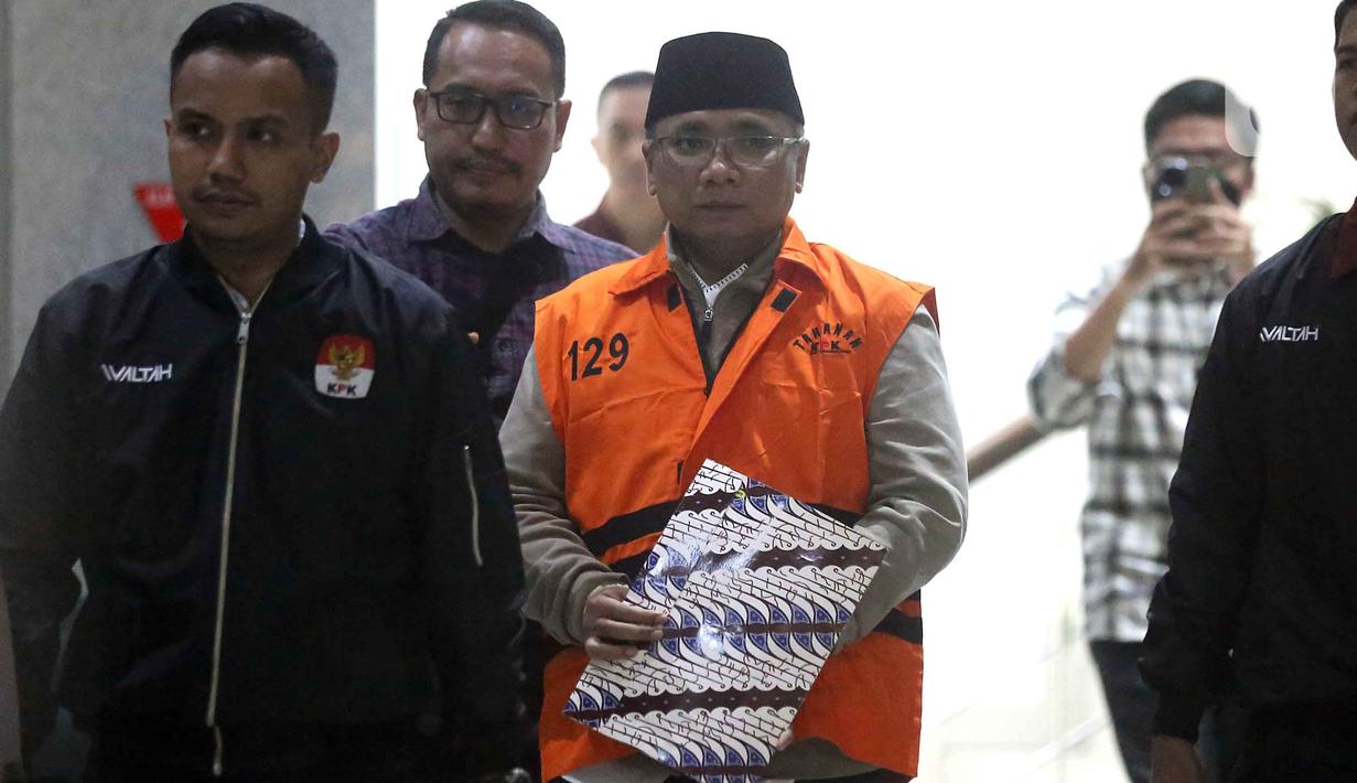 Tidak ada sepatah kata pun keluar dari mulut Yaqut Cholil Qoumas. Tampak dalam foto, mantan Menteri Agama, Yaqut Cholil Qoumas, saat dibawa menuju mobil tahanan di Gedung Merah Putih Komisi Pemberantasan Korupsi (KPK), Jakarta, Kamis (12/3/2026). (Liputan6.com/Helmi Fithriansyah)