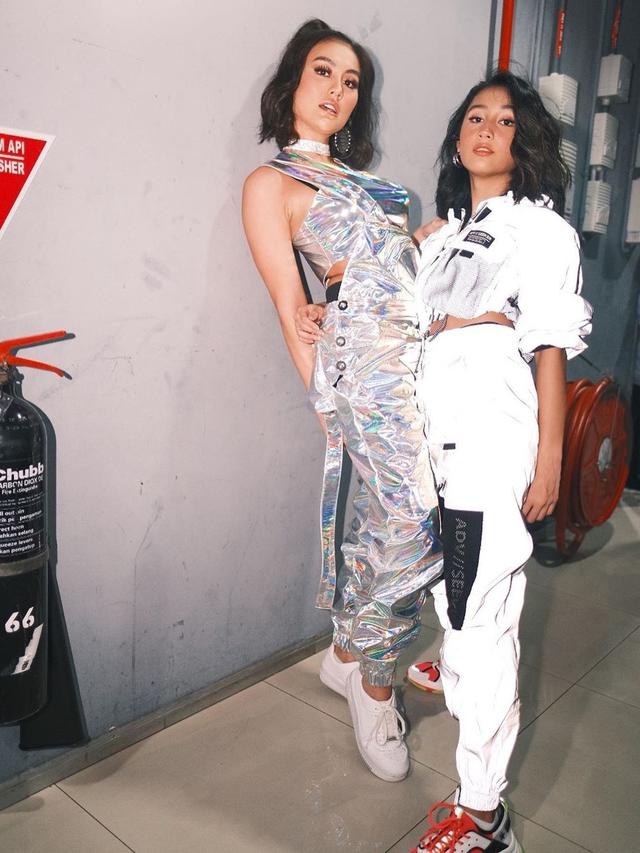 Jarang Tersorot, Ini 7 Potret Kebersamaan Agnez Mo dan Chloe Xaviera