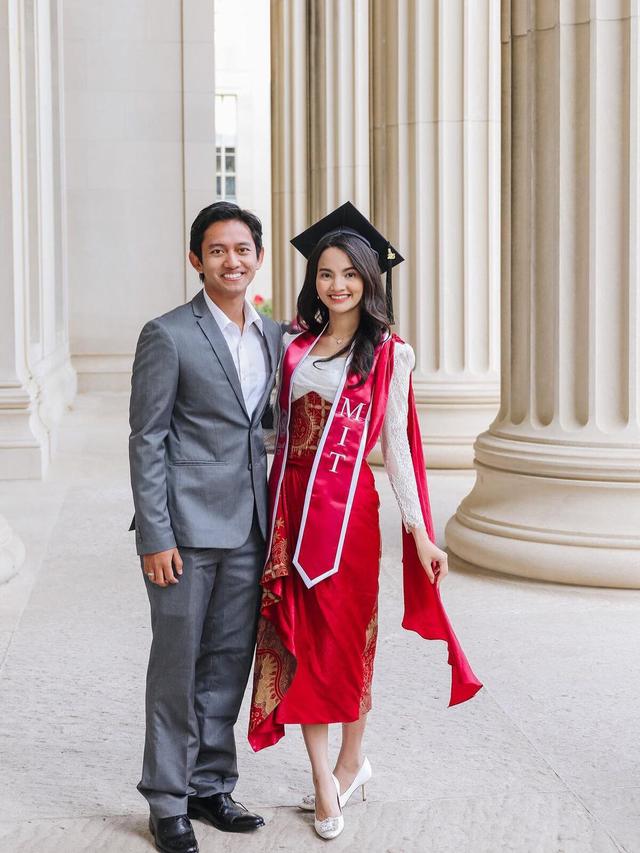 6 Momen Kelulusan Sabrina Anggraini dari MIT, Didampingi Belva Devara