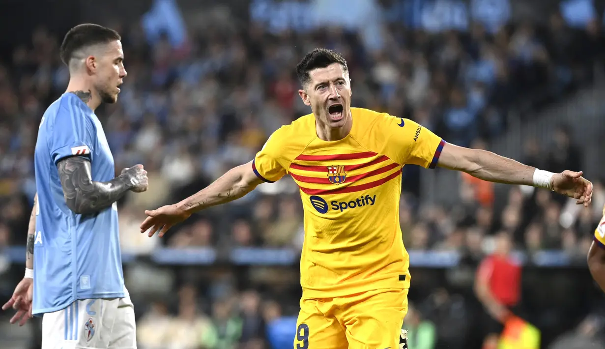 Pemain Barcelona, Robert Lewandowski, melakukan selebrasi setelah mencetak gol ke gawang Celta Vigo pada laga Liga Spanyol di Stadion Balaidos, Minggu (18/2/2024). Barca menang dengan skor 2-1. (AFP/Miguel Riopa)