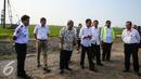 Presiden Joko Widodo dengan sejumlah menteri kabinet meninjau Bandara Internasional Kertajati di Majalengka, Jawa Barat, Kamis (14/1). Bandara ini memiliki desain panjang runway 3.000 meter dan lebar 60 meter. (Liputan6.com/Faizal Fanani)