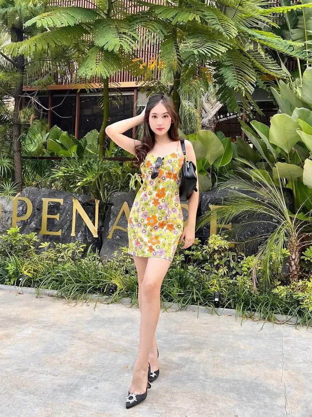 Gaya Laura Moane Kenakan Mini Dress, aktris yang dikabarkan dekat dengan Al Ghazali. [@its_lauramoane2]