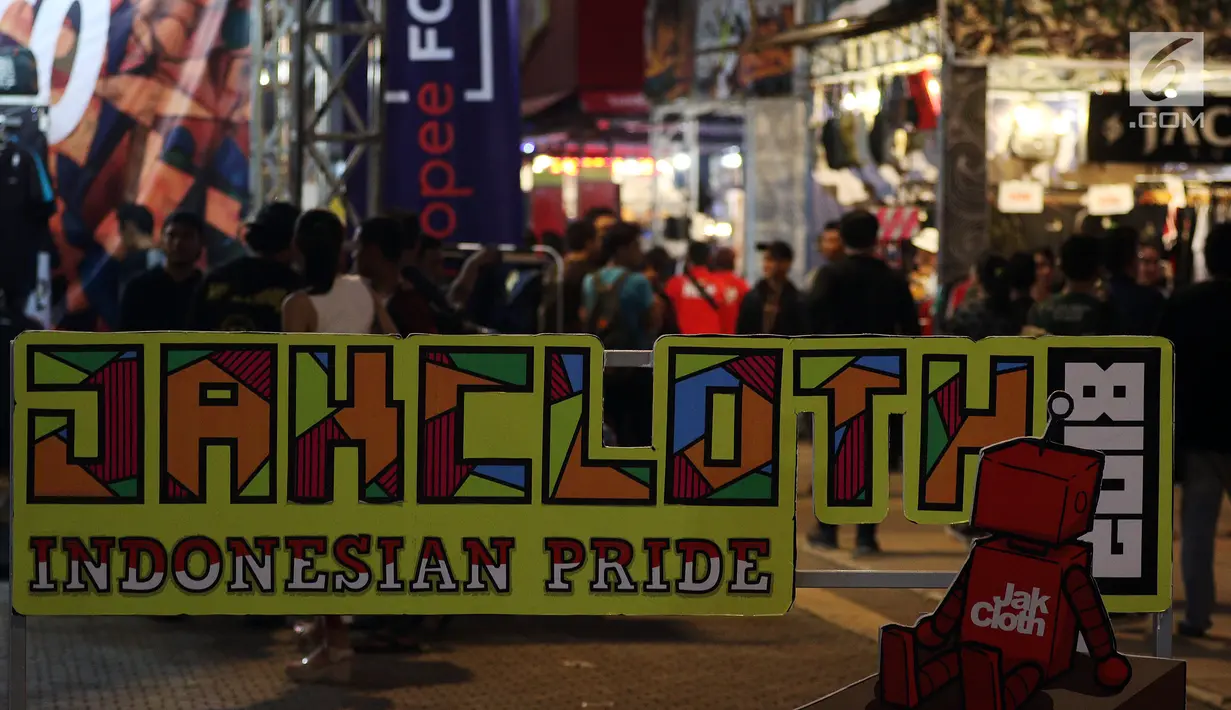 Pengunjung melihat-lihat produk merek pakaian di Jakcloth Indonesian Pride 2018, Jakarta, Rabu (19/12). Jakcloth Indonesian Pride 2018 dibuka pada 19-23 Desember 2018. (Liputan6.com/JohanTallo)