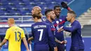 Para pemain Prancis merayakan gol yang dicetak oleh Corentin Tolisso ke gawang Ukraina pada laga uji coba di Stade deFrance, Kamis (8/10/2020). Prancis menang dengan skor 7-1. (AP Photo/Francois Mori)