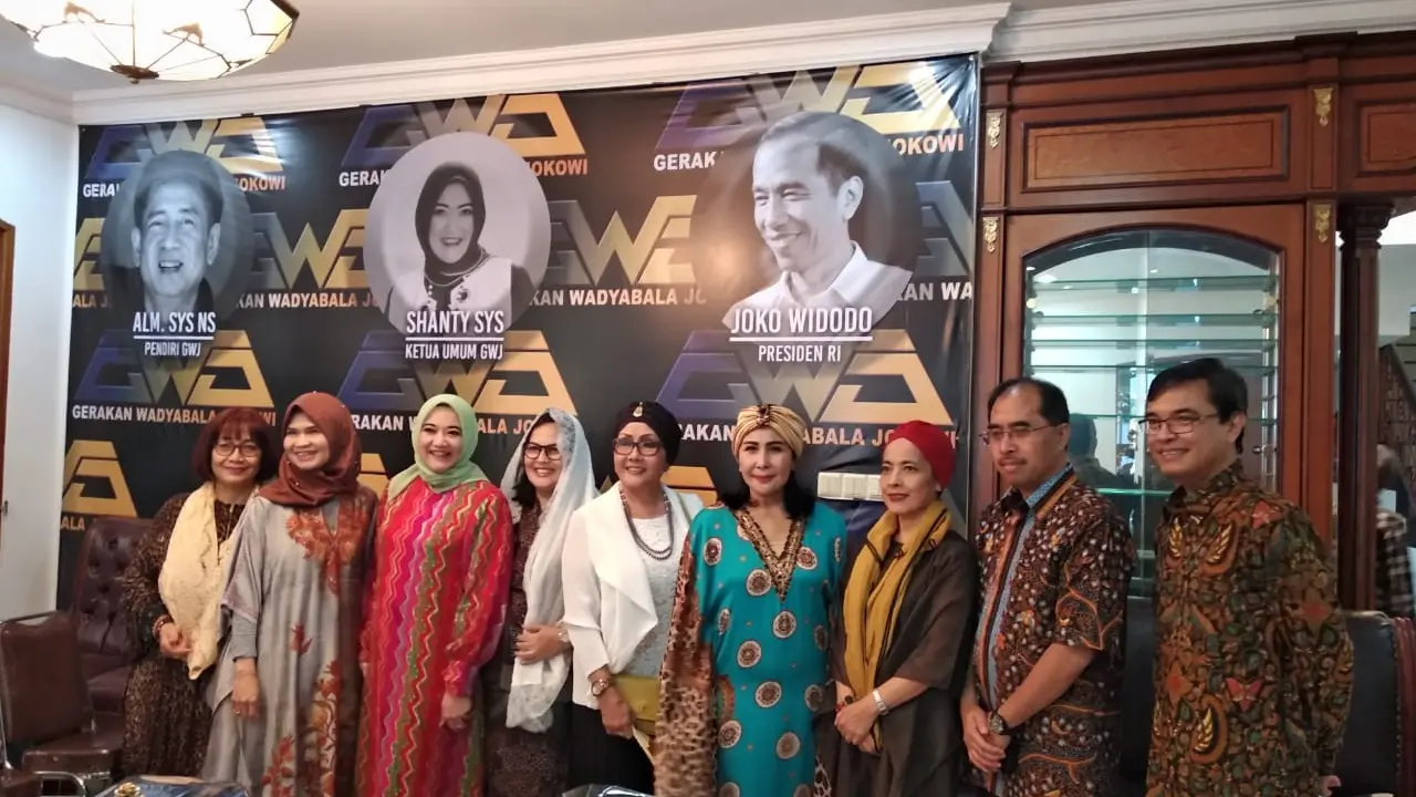 Relawan [Jokowi ](3547096 "")yang tergabung dalam Gerakan Wadyabala Jokowi (GWJ) mengisi bulan ramadan, dengan memberikan santunan dan buka bersama anak yatim. (Liputan6.com/Putu Merta Surya Putra)