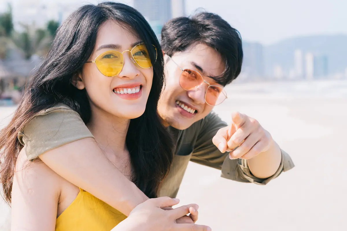 bahagia kencan di pantai