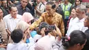 Presiden Jokowi bersalaman dengan warga saat menyaksikan pembagian paket Ramadan berupa sembako di Penjaringan, Jakarta, Selasa (13/6). Acara ini diselenggarakan serentak di 100 titik di sekitar wilayah Jabodetabek. (Liputan6.com/Angga Yuniar)