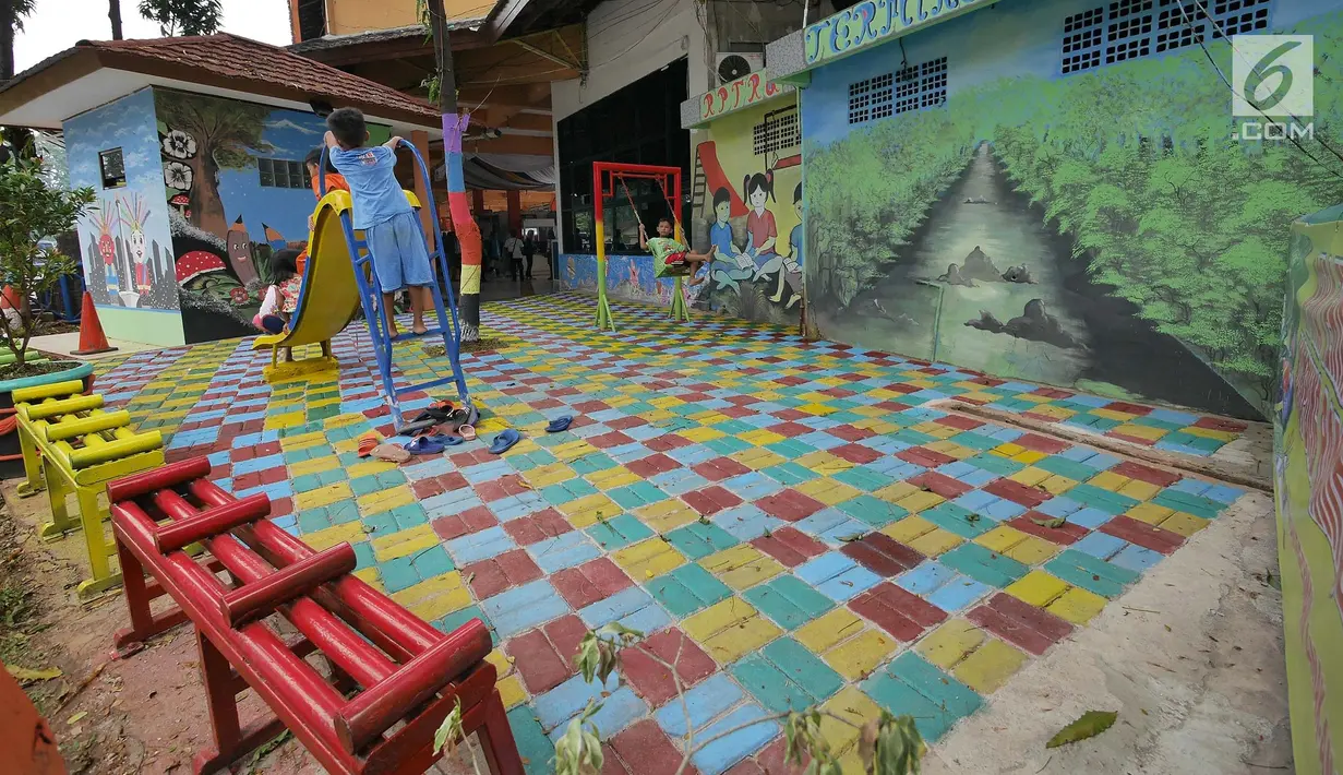 Sejumlah anak bermain dengan fasilitas permainan yang tersedia di RPTRA Terminal Kampung Rambutan, Jakarta, Senin (27/5/2019). Menyambut arus mudik Lebaran 2019, RPTRA mini ini diharapkan bisa memberi hiburan bagi anak-anak yang hendak menunggu keberangkatan. (Liputan6.com/Herman Zakharia)