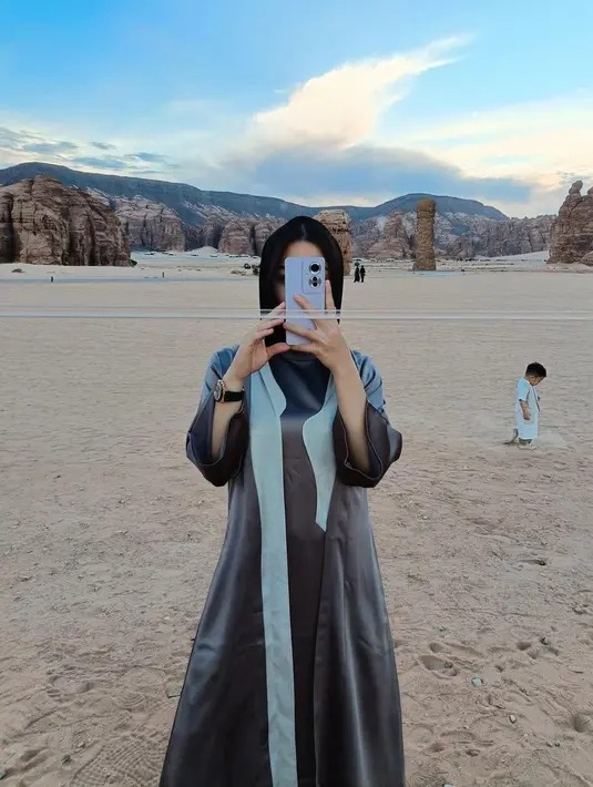 Nikita tampil bergaya Arabian mengenakan abaya yang biasa dikenakan perempuan Arab. [@nikitawillyofficial94]