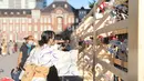 Seorang pengunjung memotret lonceng angin di sebuah pameran dekat Stasiun Tokyo di Tokyo, Jepang (26/8/2020). Lebih dari 2.000 lonceng angin dipajang selama pameran yang berlangsung dari 21 Agustus hingga 28 Agustus itu. (Xinhua/Du Xiaoyi)