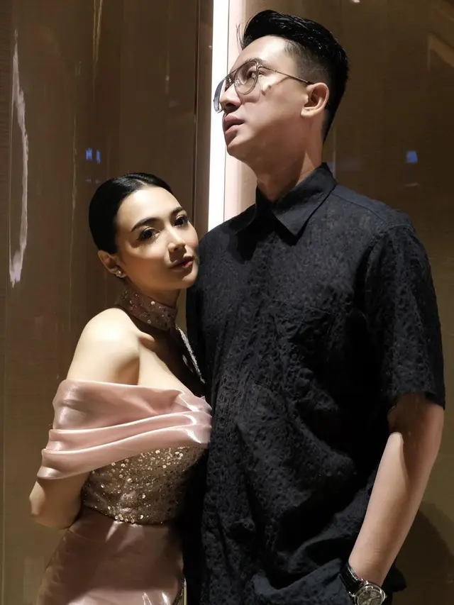7 Potret Mesra Wika Salim dan Kekasih yang Jarang Tersorot