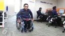 Salah satu pegawai penyandang disabilitas di gedung call center Bank Mandiri, Tangerang Selatan, Senin (18/4). Tahun ini, Bank Mandiri menargetkan dapat menerima lebih dari 100 penyandang disabilitas untuk menjadi pegawainya. (Liputan6.com/Angga Yuniar)