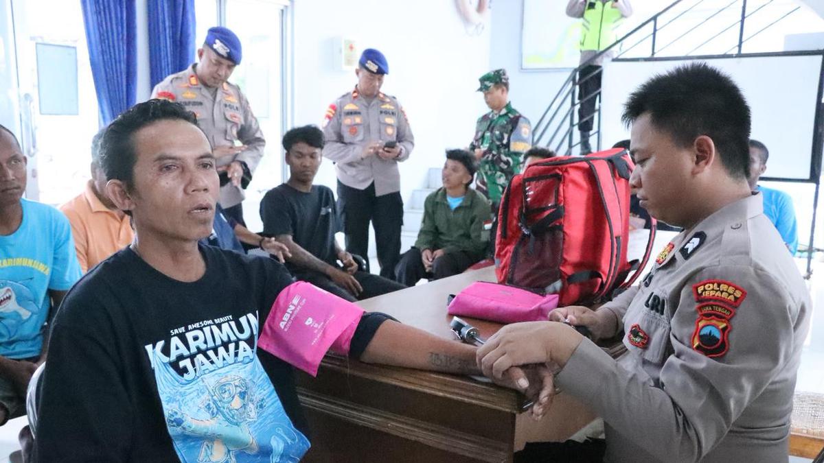 Momen Evakuasi Belasan ABK Terombang-ambing di Tengah Laut