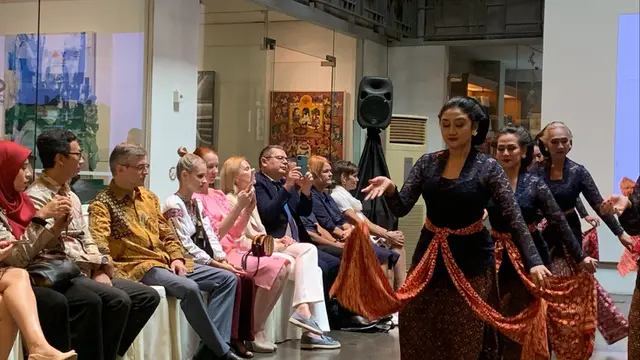 Penampilan Tari Tradisional dalam Acara Pameran dan Lelang Lukisan “Heart Through Art”
