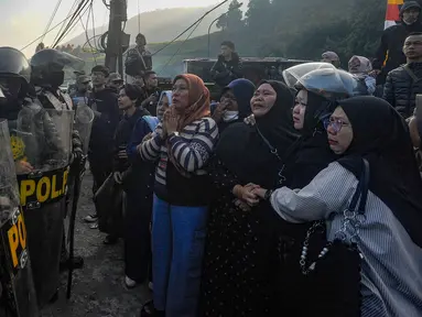 Pedagang menangis saat pembongkaran tahap dua lapak Pedagang Kaki Lima (PKL) liar di Jalur Puncak, Kabupaten Bogor, Senin (26/8/2024). (merdeka.com/Arie Basuki)