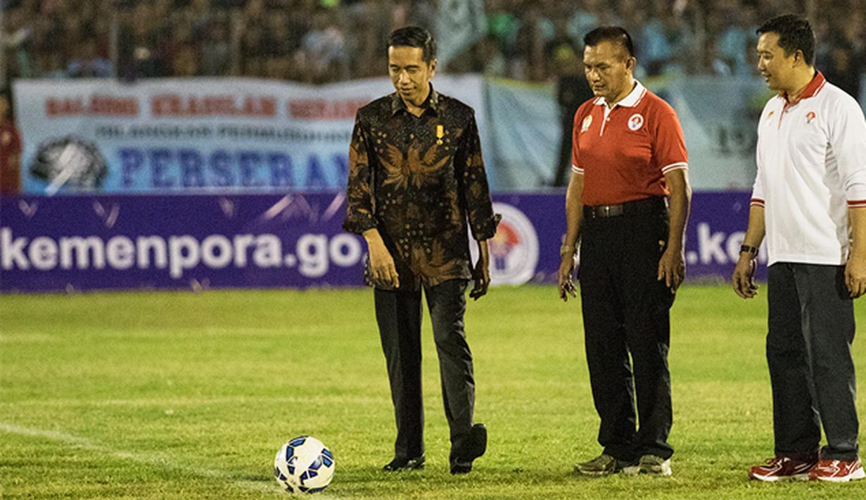 Presiden Joko Widodo bersiap menendang bola untuk meresmikan pembukaan Piala Kemerdekaan di Stadion Maulana Yusuf, Serang, Sabtu (15/8/2015). (Bola.com/Vitalis Yogi Trisna)