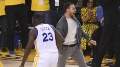 Stephen Curry (right) merayakan kemanengan timnya bersama Draymond Green (23) saat melawan Portland Trail Blazers pada laga NBA Playoffs di Oracle Arena, Rabu (4/5/2016) WIB.  (Mandatory Credit: Kyle Terada-USA TODAY Sports)