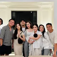 Gaya Couple Artis Tanah Air Nobar Timnas U-23. [@raffinagita1717]