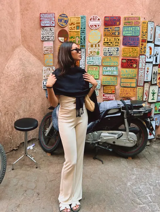 <p>Alyssa Daguise tampil simple dan mempertegas look keseluruhannya dengan kacamata hitam. (FOTO: instagram.com/alyssadaguise/)</p>