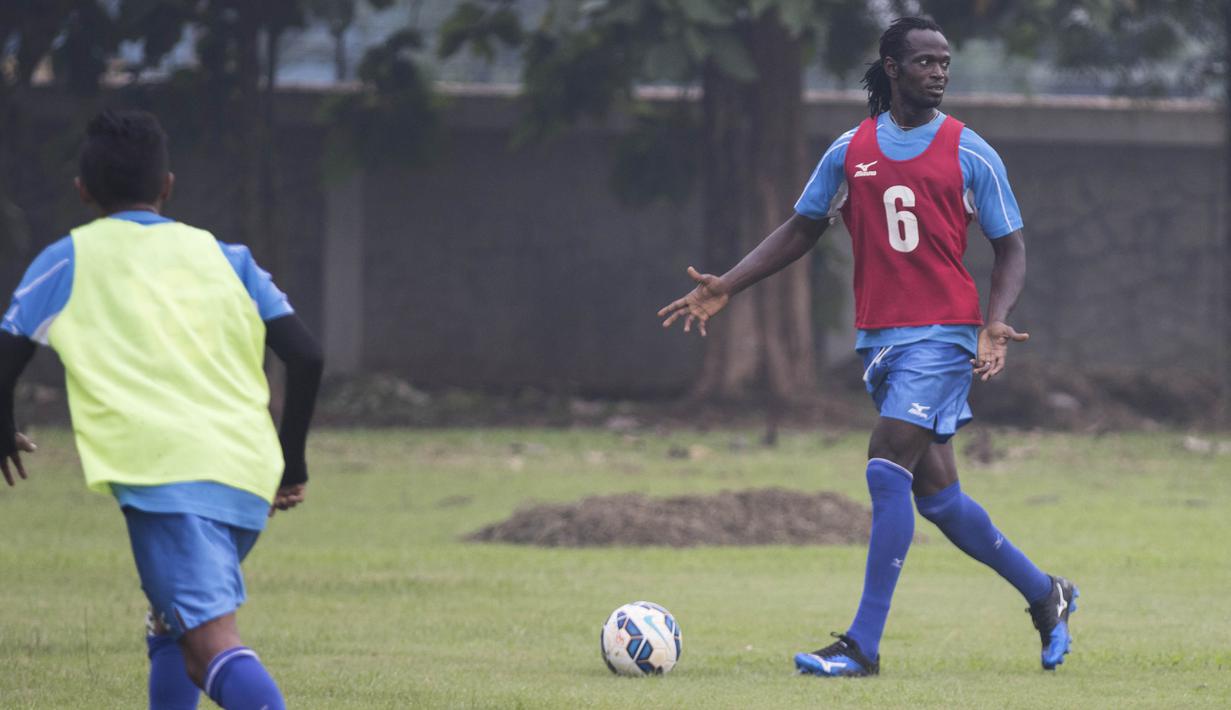 Bek asing Semen Padang, Mohamadou Alhadji, berlatih jelang laga final Piala Jenderal Sudirman melawan Mitra Kukar di Lapangan Sutasom, Jakarta, Jumat (22/1/2016). (Bola.com/Vitalis Yogi Trisna)