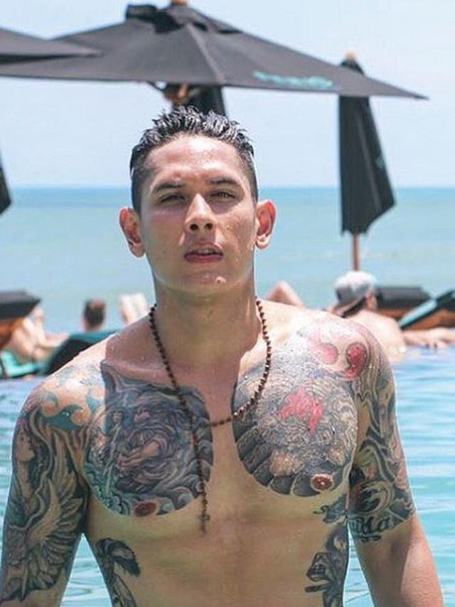6 Potret Seleb Cowok Saat Pamer Tato Tampil Macho Hot Liputan6 Com