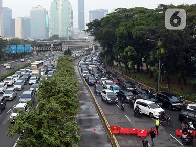 Sejumlah pengendara terjebak kemacetan pengalihan arus lalu lintas di sekitar Jalan Gatot Subroto dekat Gedung MPR/DPR/DPD RI, Rabu (24/6/2020). Sebagian arus lalu lintas yang mengarah Gedung MPR/DPR/DPD RI dialihkan akibat adanya aksi unjuk rasa menentang RUU HIP. (Liputan6.com/Helmi Fithriansyah)