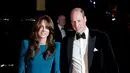 <p>Perempuan 41 tahun itu hadir bersama suaminya, Pangeran William, yang juga tampil menawan dalam balutan tuksedo beludru. (Aaron Chown / POOL / AFP)</p>
