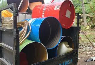 Sebuah video memperlihatkan dugaan aktivitas pengoplosan dan penimbunan BBM di bekas gedung Hotel Genggong, Jalan Raya Bogor, Cimanggis, Depok. (Foto: Istimewa)