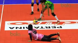 Pemain Gresik Petrokimia gagal membendung serangan pemain putri Jakarta Pertamina Energi pada putaran pertama Proliga 2016 di GOR Ken Arok, Malang, Sabtu (20/2/2016). Gresik Petrokimia kalah telak 0-3. (Bola.com/Nicklas Hanoatubun)