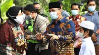 Menteri Sosial Tri Rismaharini saat kunjungan kerja di Pondok Pesantren Bai Mahdi Sholeh Ma’mun, Pabuaran, Kota Serang, Banten, Jumat (13/8).