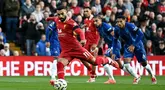 Pemain Liverpool, Mohamed Salah mencetak gol melalui eksekusi tendangan penalti pada laga lanjutan Liga Inggris 2024/2025 melawan Chelsea di Anfield, Liverpool, Inggris, Minggu (20/11/2024). (AFP/Paul Ellis)