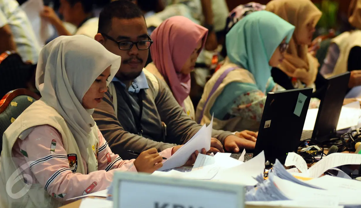 Petugas memeriksa data hasil penghitungan suara Pilkada DKI Jakarta putaran kedua dari formulir C1 di Auditorium Bina Karna, Kamis (20/4). Formulir C1 dari total 13.034 TPS di Jakarta akan di-scan dan diverifikasi. (Liputan6.com/Helmi Fithriansyah)