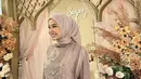 Dara tampil serba coklat dari kerudung hingga pakaiannya. Ia mengenakan dress coklat yang dipadukan outer organza berbordir. [@daraarafah]