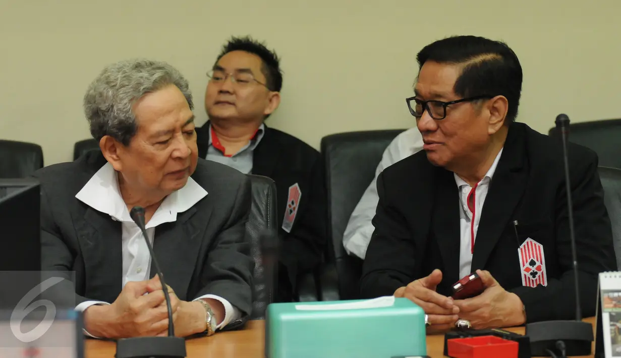 Perwakilan Djarum Foundation, Budi Hartono (kiri) berbincang dengan pengurus PB GABSI di sela-sela penyerahan penghargaan di Jakarta, Rabu (24/6/2015). Tim Bridge Indonesia menjuarai APBF Championship 2015 di Bangkok. (Liputan6.com/Helmi Fithriansyah)