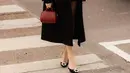 Melengkapi penampilannya dengan mini bag maroon Lacoste serta pump heels buckle silver warna hitam sesuai dengan outfitnya. [@alyssadaguise]