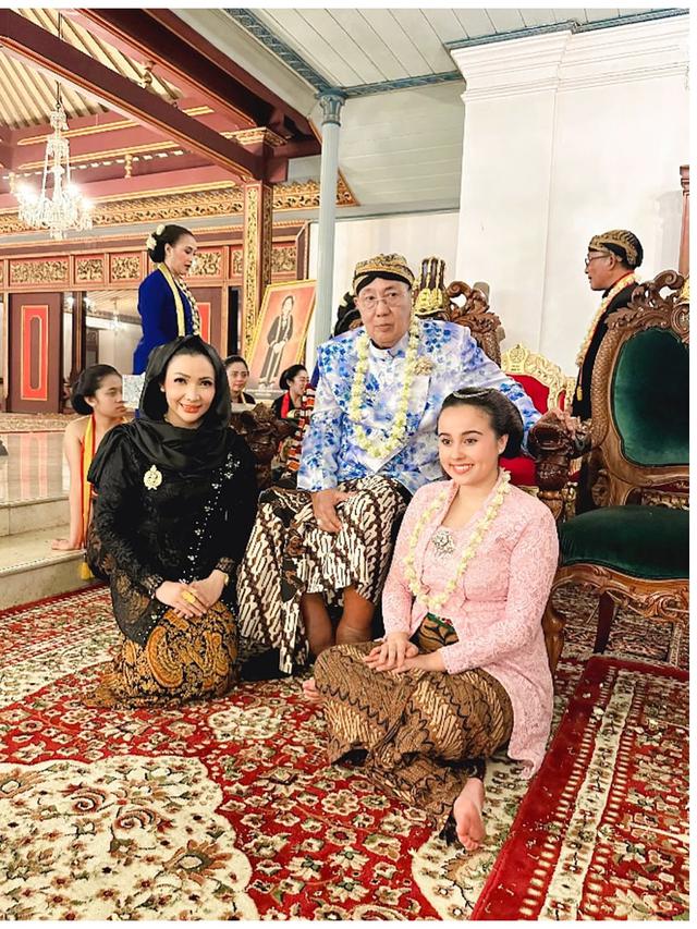 5 Potret Roro Fitria Kenang Sowan Pakubuwono XIII, Sampaikan Belasungkawa