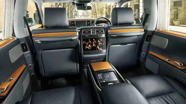 Toyota Century 2018.