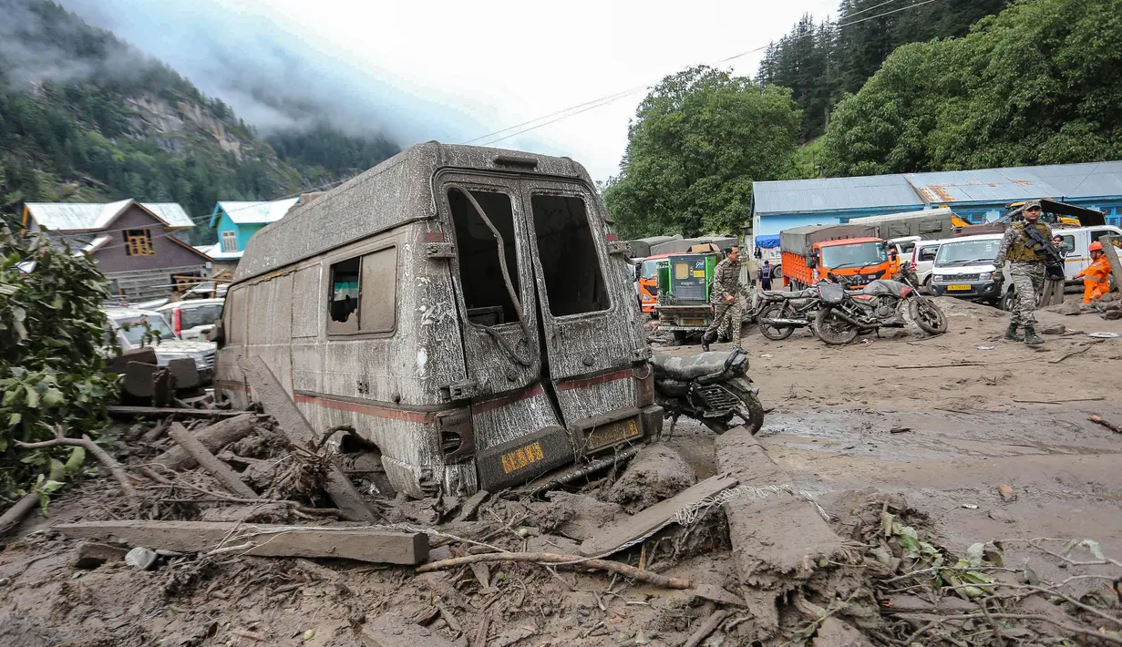 Sebagian korban merupakan peziarah yang sedang menuju kuil pegunungan. (Mir Imran/AFP)