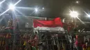 Suporter Selangor FA mengibarkan bendera Indonesia saat melawan Kuala Lumpur FA pada laga Liga Super Malaysia di Stadion Kuala Lumpur, Cheras, Minggu (4/2/2018). Kuala Lumpur FA kalah 0-2 dari Selangor FA. (Bola.com/Vitalis Yogi Trisna)