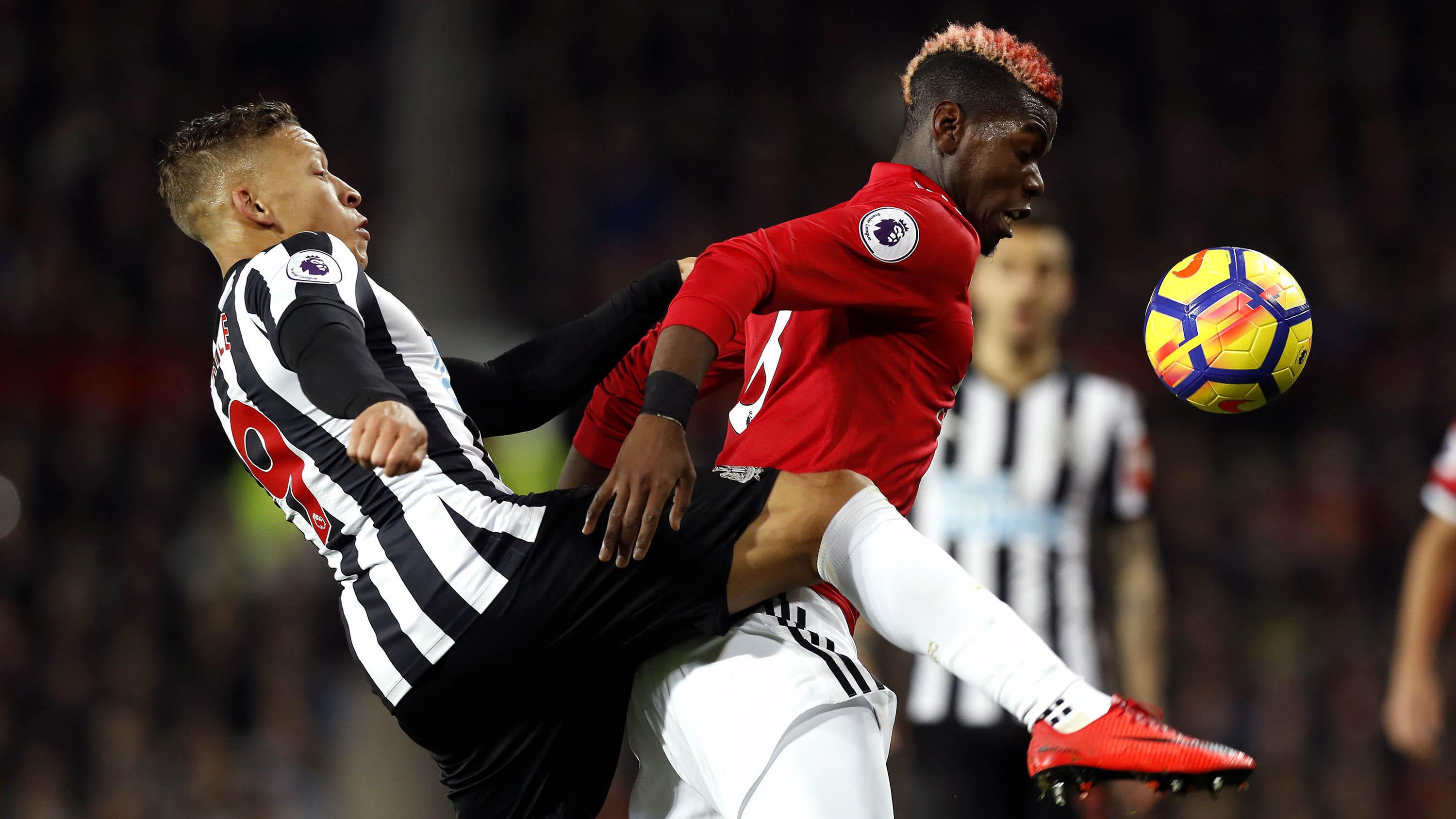 Gelandang Manchester United, Paul Pogba, berebut bola dengan striker Newcastle United, Dwight Gayle, pada laga Premier League di Stadion Old Trafford, Sabtu (18/11/2017). (AP/Martin Rickett)