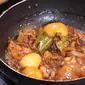 Tak hanya ayam, makanan Filipina ini juga bisa menggunakan telur dan daging sapi. (dok. Masak.tv/Dinny Mutiah)